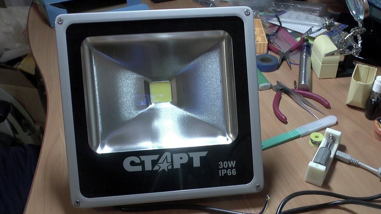 Светодиодный прожектор - разбираем, собираем, подключаем.. смотреть онлайн