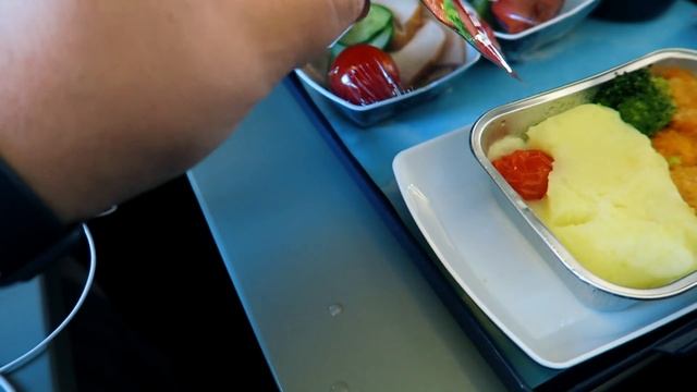 ✈️ ЗАКУПЫЧ В СОЧИ! Чем кормят в самолёте? смотреть онлайн