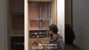 Встроенный шкаф в туалет с распашными дверями из ДСП.