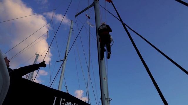 Денис Лунев героически поднимается на мачту катамарана МанаМана на регате Деда Мороза в Фетхие Турц смотреть онлайн
