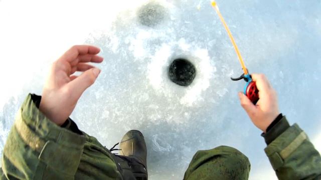 Закрытие сезона рыбалки со льда!!! Клев плотвы на мотыля!!! смотреть онлайн