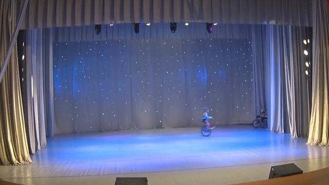 Как кататься на велосипеде с одним колесом. Моносипед) Выступление. Настя GIRL смотреть онлайн