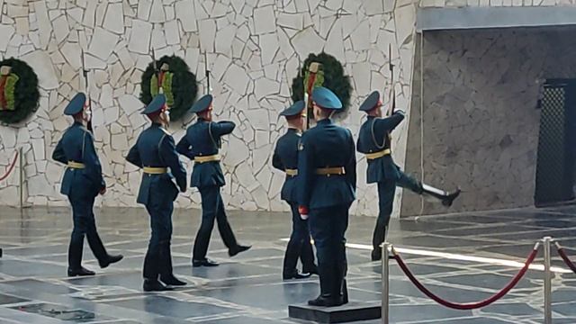 Смена караула в зале памяти города Волгограда. смотреть онлайн