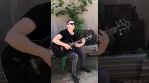 Круто играет на гитаре и поет.