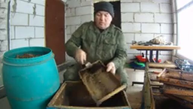 Старые соты на воск, Молодому пчеловоду.Измельчение сотов смотреть онлайн