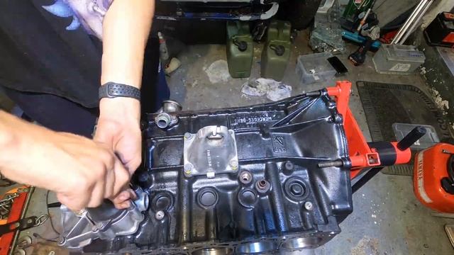 Mercedes-Benz 190D OM602 Engine Rebuild Time-Lapse in 4 Minuten смотреть онлайн