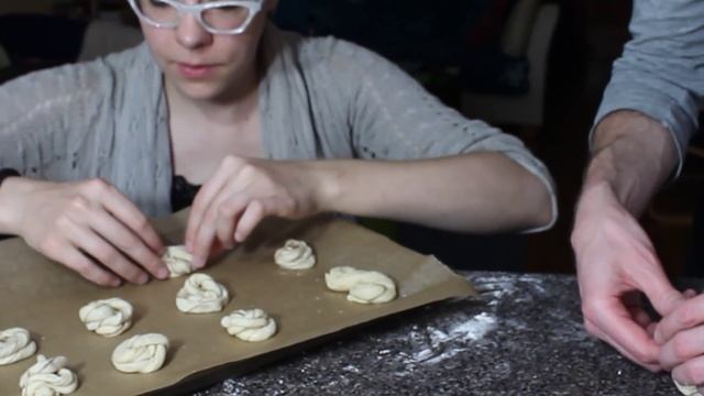 Swedish Cinnamon Buns Recipe (Kanelbullar) смотреть онлайн