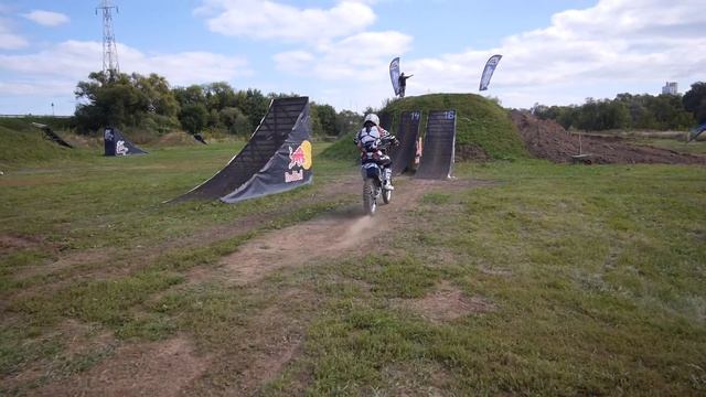 FMX 2013 Crash Впервые за 3 года занятием FMX я забыл открыть бензо краник!!!! И вот итог))) смотреть онлайн