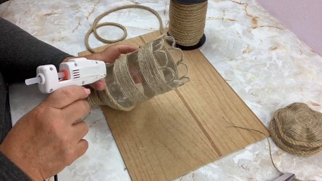 ВАЗА из пластиковой бутылки и джута .Поделки своими руками. Мастер Класс/ DIY Plastic bottle vase смотреть онлайн