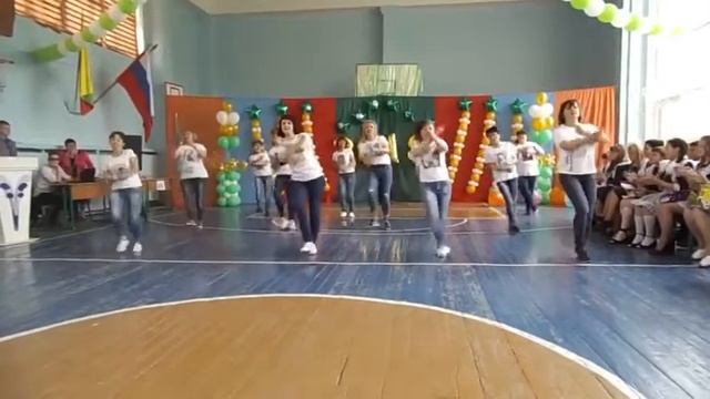 Мамочки танцуют для выпускников 9-х классов школы 3. Краснокаменск смотреть онлайн