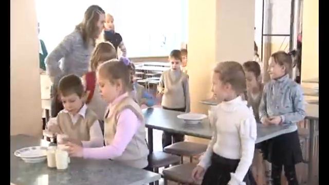 Златоустовским школьникам дважды в неделю дают молоко смотреть онлайн