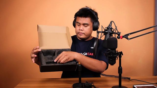 SOUNDTECH Microphone Stand Unboxing + Review 2021 смотреть онлайн
