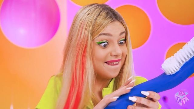 ЖВАЧКА VS ШОКОЛАДНАЯ ЕДА ЧЕЛЛЕНДЖ | Вкусная битва с шоколадом и гигантской жвачкой от RATATA