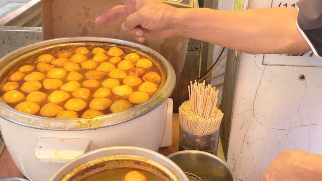 Giant Orange Cuttlefish and fish balls at Tai O|HongKong Seafood смотреть онлайн