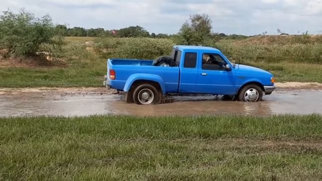Just some fun in the mud with the Ford Ranger Dually смотреть онлайн