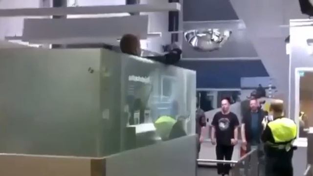 Русские мужики на контрольно-пропускном пункте Финляндии смотреть онлайн