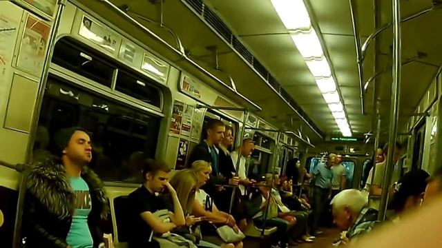 В ЗИМНЕЙ ОДЕЖДЕ ЛЕТОМ l ПРАНК В МЕТРО l БАТОН С МАЙОНЕЗОМ смотреть онлайн