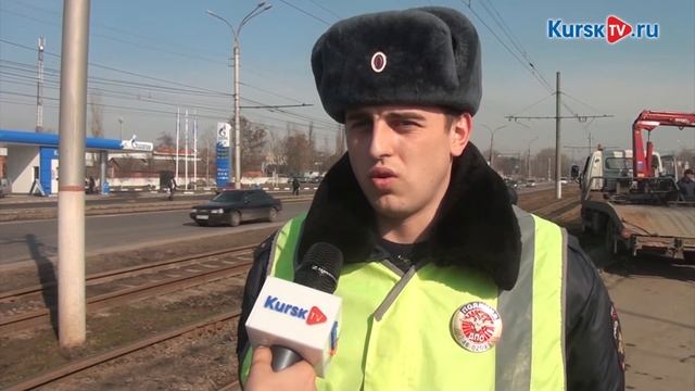 В Курске на Энгельса водитель Audi 100 протаранил Nissan смотреть онлайн