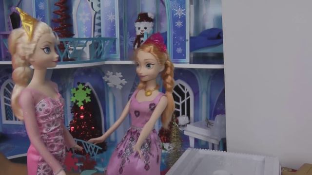Gingerbread house BUILDING ! ELSA, ANNA toddlers use icing and candy смотреть онлайн