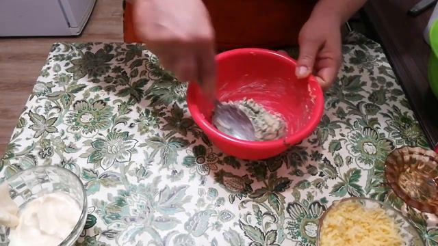 КУРИНЫЕ РУЛЕТИКИ С НАЧИНКОЙ В ДУХОВКЕ. смотреть онлайн