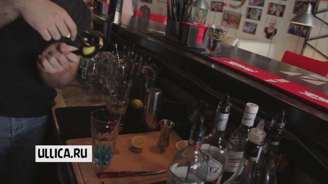 "Белый русский" от "Эксперто": ведущая проекта на день стала барменом в "Бардаке" смотреть онлайн