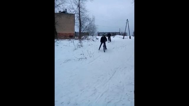 Зимний дрифт на великах (типо клип). смотреть онлайн