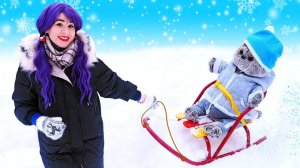 Дымок катается на санках — Видео для детей про игрушки — Приключения кота Дымок