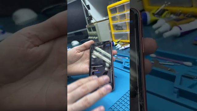 Потекла матрица на iPhone Xr. Замена дисплейного модуля. смотреть онлайн