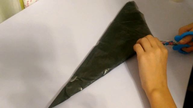 Как сделать паутину на Хэллоуин / Самый простой и бюджетный способ Паутина из мусорного пакета смотреть онлайн