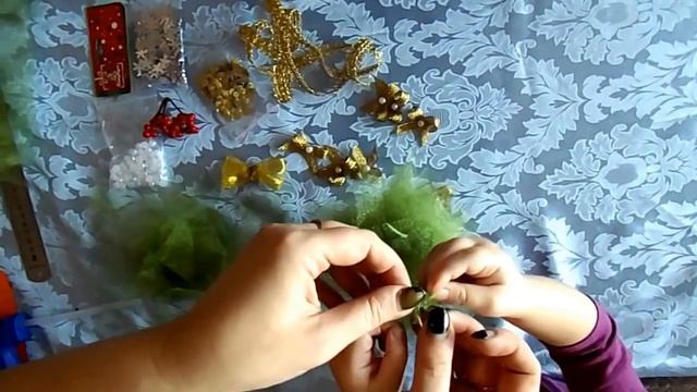 Необычная ёлочка из органзы своими руками. Делается просто, получается красиво. смотреть онлайн