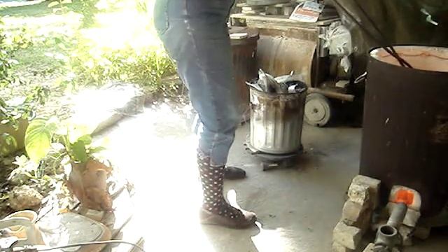 Garbage can kiln creates beautiful pottery/ Raku firing смотреть онлайн