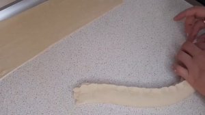 Улитка с творогом из слоеного теста