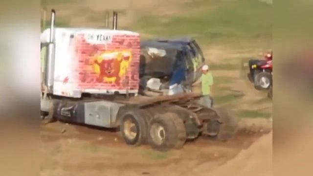 Прыжки с трамплина на грузовиках | jumping on trucks | САМЫЙ ДЛИННЫЙ ПРЫЖОК НА АВТО смотреть онлайн