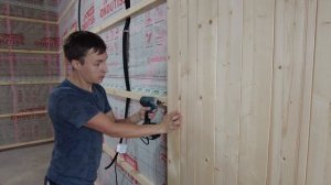 Отделка внутренних стен планкеном продолжается.