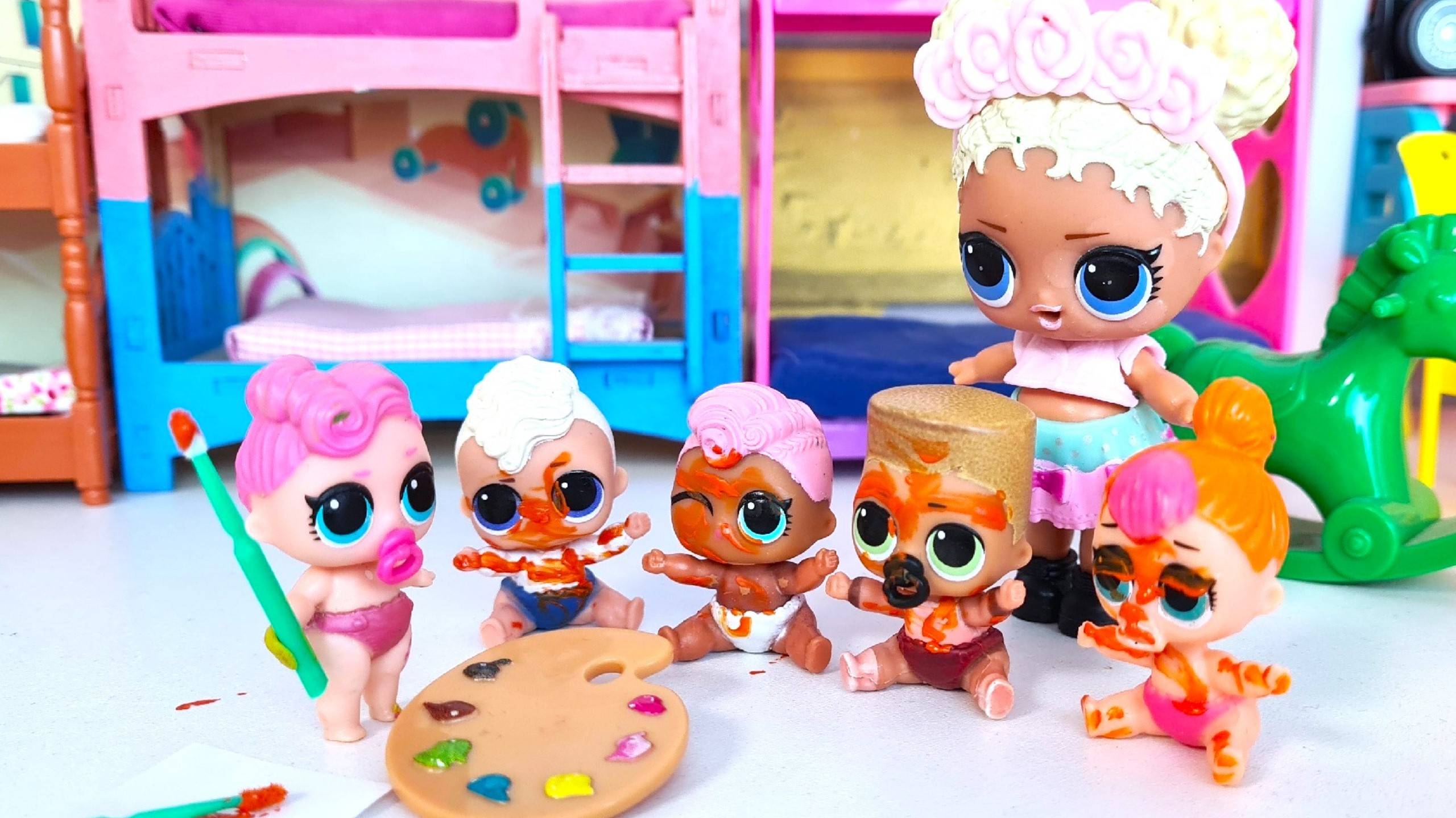 РАЗРИСОВАЛА🤪 ВСЕХ В ДЕТСКОМ САДИКЕ👶👶 ЛОЛ сюрприз куклы Мультики ДАРИНЕЛКА смотреть онлайн