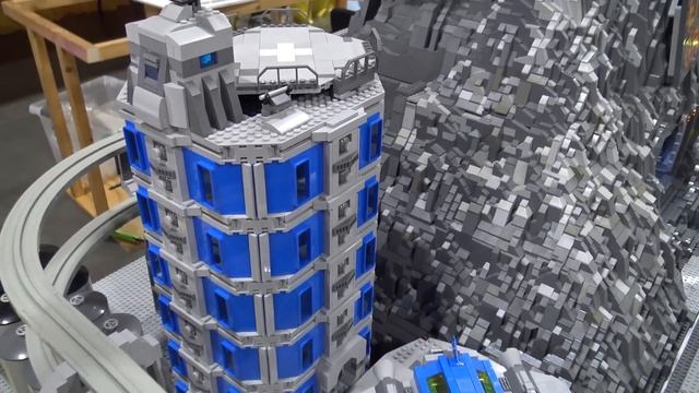 LEGO Classic Space Moon Base & Benny's Spaceship Shop смотреть онлайн