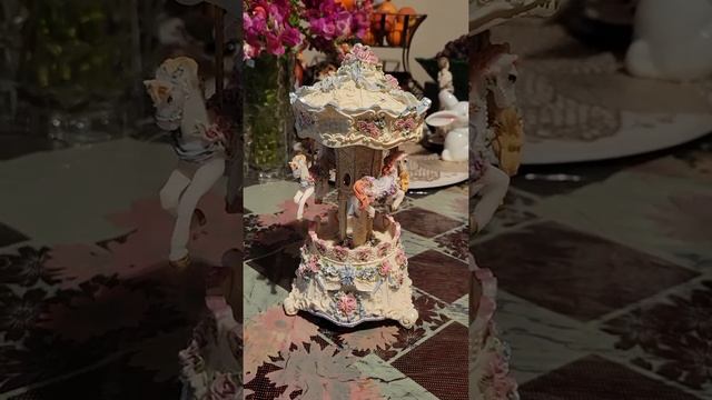 Замечательная винтажная музыкальная шкатулка- карусель. #shorts смотреть онлайн