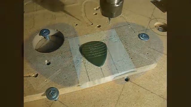 Гравировка на гитарном медиаторе | Guitar pick engraving смотреть онлайн