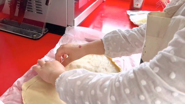Пицца за 1 минуту! Вкусная пицца в форме сердца! День всех влюбленных #рецепт #пиццаза1минуту смотреть онлайн