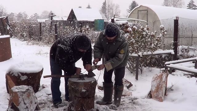 КАК ЗАЩИТИТЬ ТОПОРИЩЕ ПРИ КОЛКЕ ДРОВ, сделай своими руками смотреть онлайн