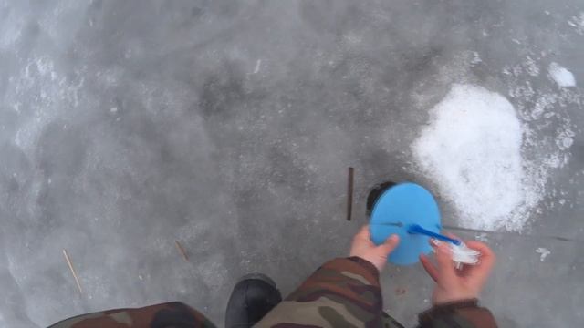 ОПАСНАЯ РЫБАЛКА ВЕСНОЙ СО ЛЬДА НА ЛАДОЖСКОМ ОЗЕРЕ НА ЖЕРЛИЦЫ. ПОЙМАЛИ ТРОФЕЙНУЙ ЩУКУ 2023 смотреть онлайн