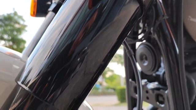 Heritage Softail Classic 2022 White Sand Pearl Walkaround Close up details in 4K 60FPS смотреть онлайн