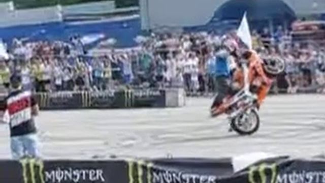 Вилли вокруг девушки смотреть онлайн