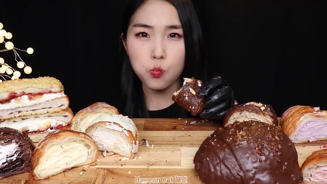 ASMR MUKBANG 크림듬뿍 라푀유크로와상 먹방🥐더티생크림 로쉐더티 초콜릿모카 커스터드 우유크림 카야코코넛 블루베리 딸기크림 레몬크림 Cream Croissant DESSER смотреть онлайн