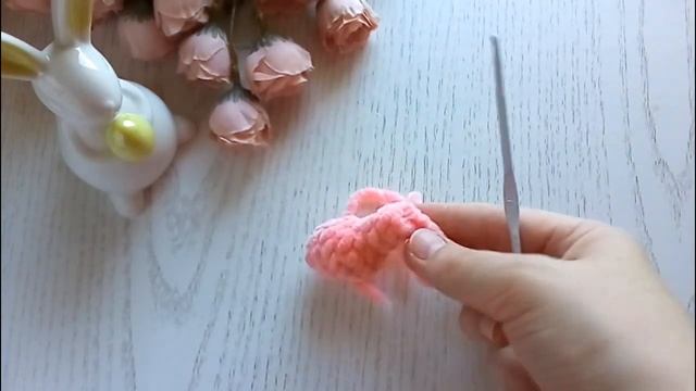 Зайка крючком из плюшевой пряжи. Пасхальный зайчик с яичком.