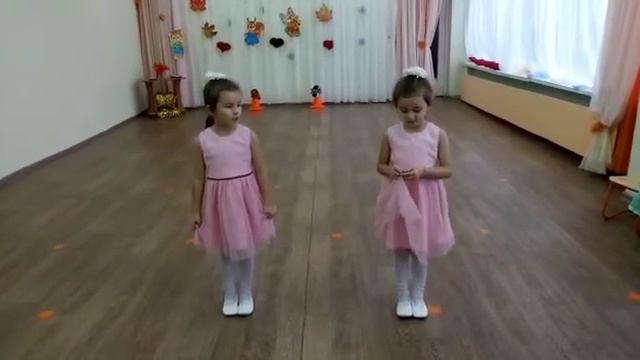 Двойняшки Варя и Лера рассказывают стихотворение маме смотреть онлайн