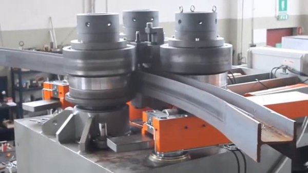 Гибка двутавра по полке на профилегибе Comac 313 HV4