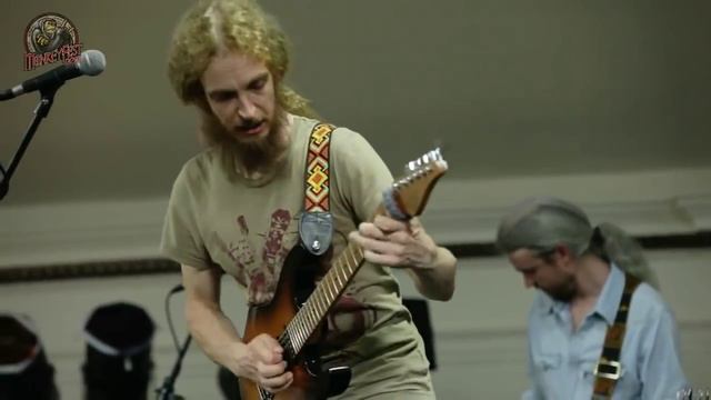 Guthrie Govan improvises Axel F, Jess Lewis follows suit on Wonderful Slippery Thing! смотреть онлайн