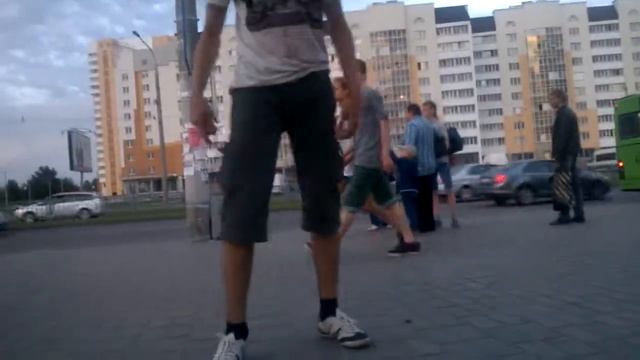 Мальчик даёт уроки по верхнему брэйк дансу)))) смотреть онлайн