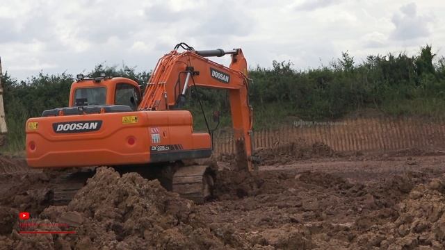 Big Excavator Clearing Loading Land Into Dumper Truck Removing Amazing With Doosan Vs Hyundai смотреть онлайн